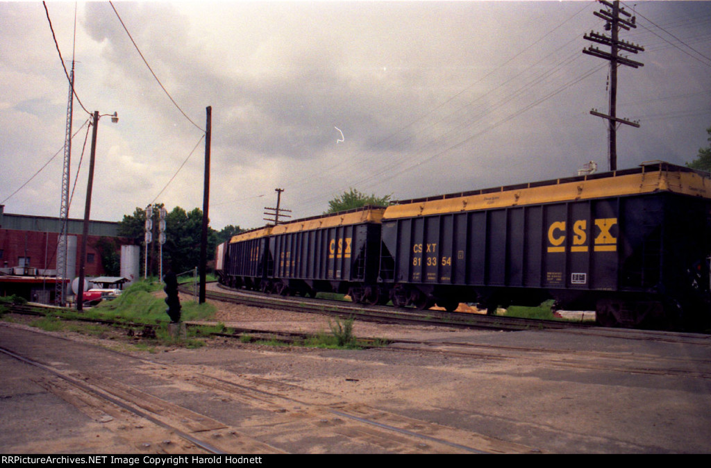 CSX 813354 headed around the curve towards Boylan